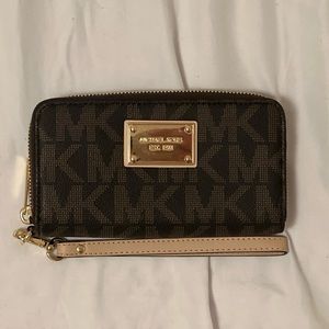Michael Kors Multifunction Phone Case Wristlet